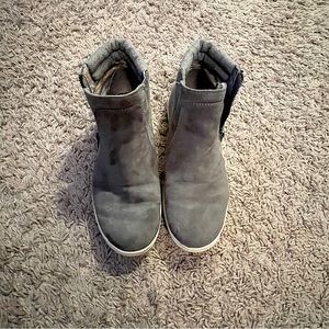 Size 7.5 Austin high top tennis shoes